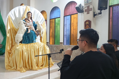 Devoción. La imagen de la virgen es adorada cada domingo por cientos de devotos en Playas.