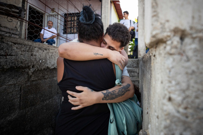 El venezolano Ángel Blanco abraza a una familiar, luego de ser liberado del Centro de Confinamiento del Terrorismo (Cecot) en El Salvador y repatriado a Cúa (Venezuela).
