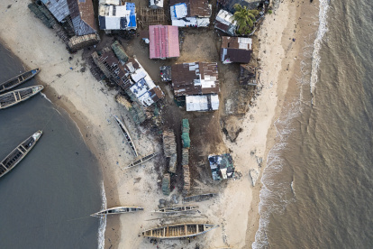 Vista aérea de las estructuras en la isla Plantain. Más de dos millones de personas que viven a lo largo de las costas de Sierra Leona están amenazadas por el aumento del nivel del mar.