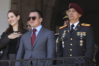 Fotografía de archivo de 15 abril de 2025 del presidente de Ecuador, Daniel Noboa, saludando desde del Palacio de Gobierno en Quito (Ecuador).
