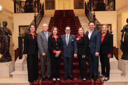 Caterina Costa, Guillermo Wright, Lily de Wright, Alberto Rigaíl, Esperanza de González, Roberto Wright y Diana de Pérez.