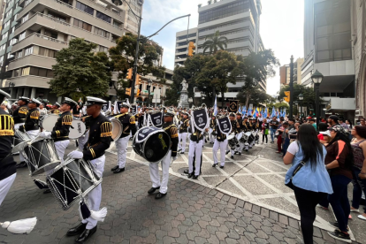Guayaquil celebra con desfiles y eventos. La sesión reúne a cientos de ciudadanos.