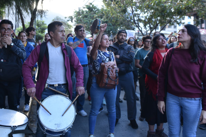En los exteriores del Ministerio de Cultura y Patrimonio de la capital, artistas, gestores y miembros de entidades culturales protestan.