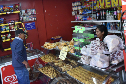 Actividades. Negocios de los barrios del sur de Quito aplicaron estrategias para atender, a pesar del corte.