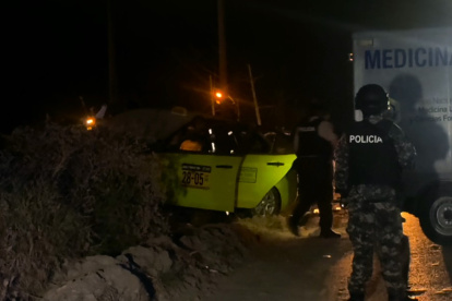 El levantamiento del cuerpo del taxista asesinado en el lugar del suceso