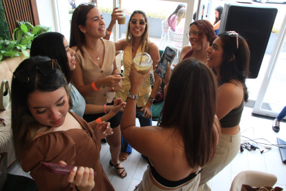 Las coffee parties combinan café, música y actividades sociales en un ambiente diurno y seguro para la ciudadanía. Djs locales son contratados en estos eventos.