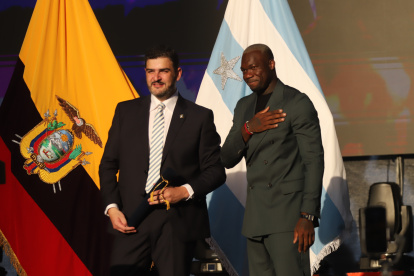 Entre los condecorados figuró el periodista Felipe Caicedo.