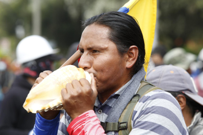 Fotografía de archivo de un indígena ecuatoriano al protestar en los alrededores de la Casa de las Culturas, en Quito (Ecuador).