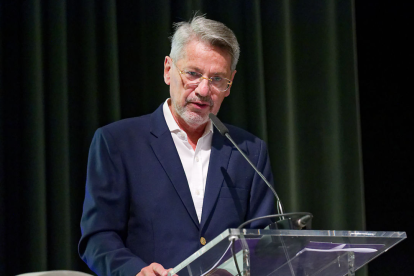 El exministro de Educación y escritor, Raúl Vallejo, opinó sobre la fusión de carteras de Estado y subsecretarías