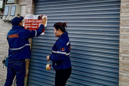 Funcionarios de la AMC colocaron los sellos de clausura para evitar que el local funcione de forma ilegal.