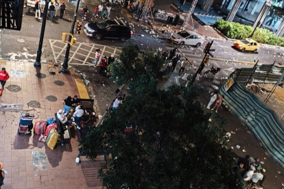 La 9 de Octubre, uno de los sitios turísticos más emblemáticos de Guayaquil, terminó sucia y caótica, según los residentes.