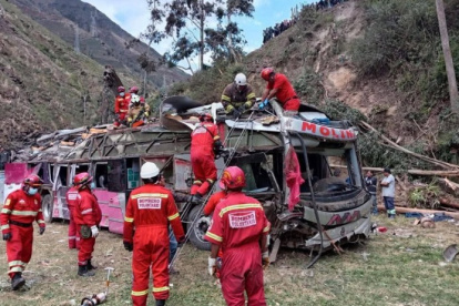 Equipos de rescate acudieron a la zona del accidente del bus en Tarma, Perú, en el que murieron 18 personas.