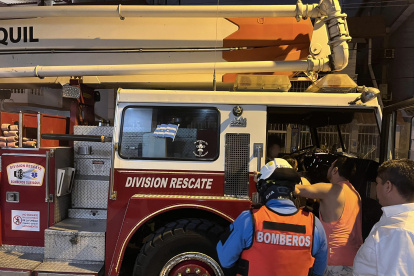 Personal del Cuerpo de Bomberos de Guayaquil acudió a un inmueble de La Garzota para rescatar al menor.