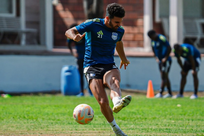 Alexander González se alista para saltar como titular por la banda derecha del Bombillo.