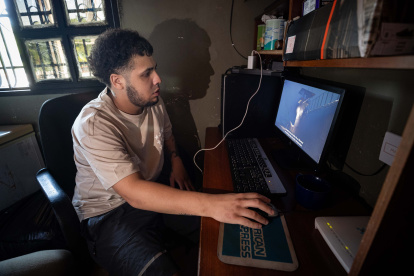 El venezolano Ángel Blanco muestra a EFE su trabajo musical, creado tras su experiencia en una megacárcel de El Salvador, después de ser deportado desde EE.UU.