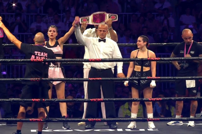 RoRo y Abby durante su enfrentamiento en La Velada del Año 5, uno de los combates más virales del evento organizado por Ibai Llanos.