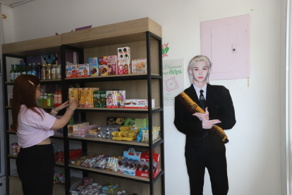 El público local se adueña de la cultura coreana y la comercializa, ya sea en importación de alimentos o venta de mercancía, cada vez son más los negocios que la acogen.