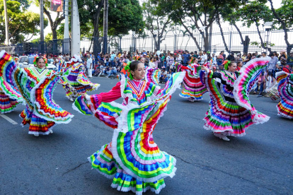 Más de 500 artistas y talentos en escena participaron la tarde de este 26 de julio del desfile, que llenó de vida y color al centro de Guayaquil.