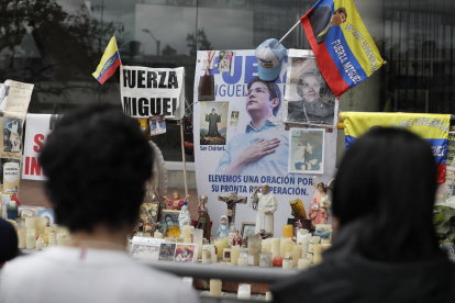 Personas oran en un altar improvisado frente a la Fundación Santa Fe, lugar donde permanece hospitalizado el senador colombiano Miguel Uribe Turbay.