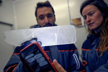 Hielo. Científicos retroiluminan una muestra de hielo azul en el laboratorio.