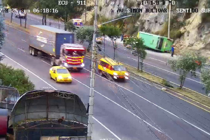 En la av. Simón Bolívar una buseta se volcó a un costado de la vía.