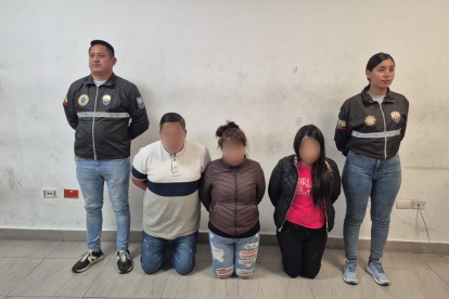 Tres personas que presuntamente se dedicaban al robo en buses fueron detenidos.