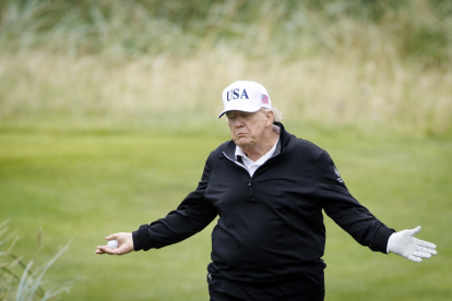 El presidente de Estados Unidos, Donald Trump, en el campo de golf Trump Turnberry durante una visita privada a Turnberry, Escocia, este domingo 27 de julio.