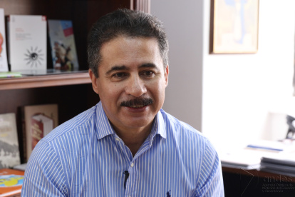 El escritor nació en Guayaquil en 1958 y creció en Esmeraldas. Residía en la capital.