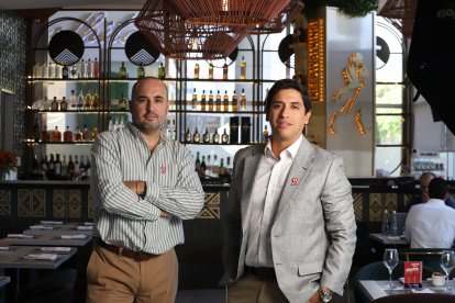 Los socios, Juan Carlos Postigo y Alonso Rojas, mantienen viva la memoria del Perú en cada rincón del restaurante.