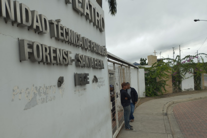 Los allegados acudieron al anfiteatro a retirar el cuerpo de Edward Alzate, este 27 de julio.