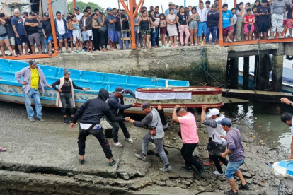 El cuerpo de uno de los pescadores fue finalmente hallado en el manglar de El Morro. El hermano de la víctima aún sigue desaparecido.