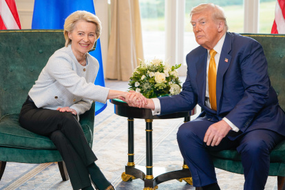La presidenta de la Comisión Europea, Ursula von der Leyen, y el mandatario estadounidense, Donald Trump.