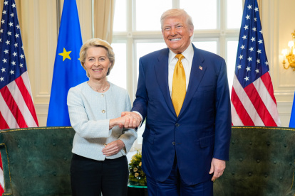 El presidente de la Comisión Europea, Ursula von der Leyen, y el mandatario estadounidense, Donald Trump.