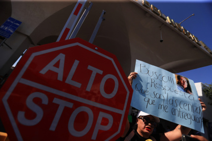 Personas protestan en el puente internacional Santa Fe este sábado 26 de julio, en Ciudad Juárez (México).