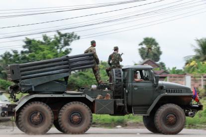 Soldados camboyanos montan en un lanzacohetes múltiple autopropulsado en la provincia de Oddar Meanchey, noroeste de Camboya, este domingo 27 de julio de 2025.