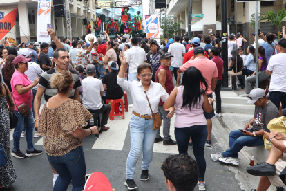El público que asistió al Festival de la calle Córdova bailó con los diversos ritmos que ofrecieron los artistas.