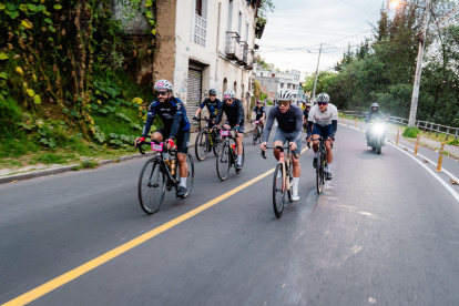 El colombiano Rigoberto Urán (derecha) recorrió las rutas de Quito durante la tercera edición del Giro de Rigo en Ecuador.