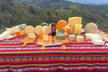 En la mesa algunas de las variedades de queso que se elabora en Ecuador.