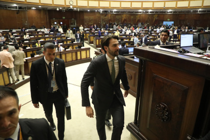 El asambleísta del oficialismo, Niels Olsen, preside la Asamblea Nacional del Ecuador.