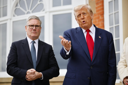 El Primer Ministro Británico Keir Starmer (I) y el Presidente de EE.UU. Donald J. Trump (D)  en Turnberry, Escocia, Reino Unido, 28 de julio de 2025.