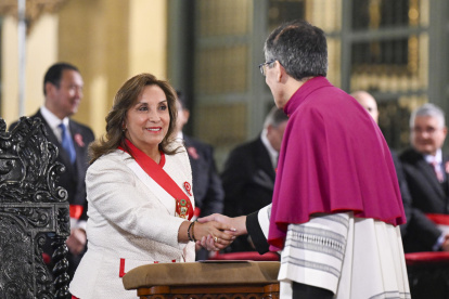El arzobispo de Lima y cardenal, Carlos Castillo Mattasoglio (d), saludando a la presidenta de Perú, Dina Boluarte, este lunes 28 de julio de 2025 en Lima (Perú).