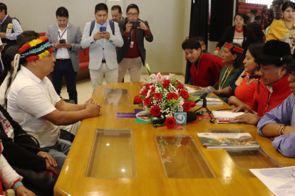 Marlon Vargas recibió de manos de Leonidas Iza, la transición administrativa del mando de la Conaie.