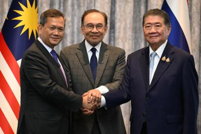 El primer ministro de Malasia, Anwar Ibrahim (c) y los primeros ministros de Tailandia y Camboya, Phumtham Wechayachai (d) y Hun Manet (i), tras el acuerdo de un alto el fuego.