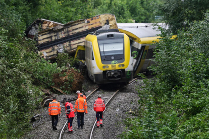 Trabajadores de la compañía ferroviaria alemana se encuentran frente a un tren de pasajeros descarrilado cerca de Riedlingen, Alemania, el 28 de julio de 2025.