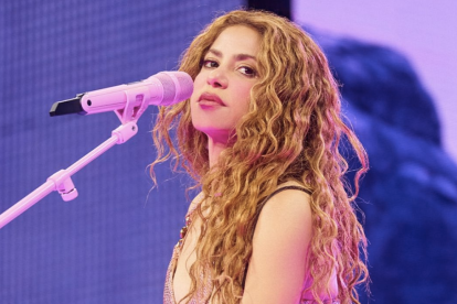 Shakira comparte imágenes desde el estudio de grabación mientras su gira mundial sigue agotando escenarios en América y Europa.