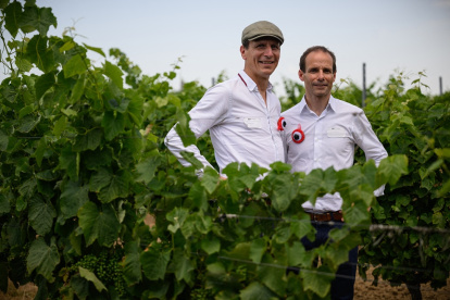 Fabien Marchand-Cassagne (izq.) y Sébastien Thomas, fundadores de la start-up Moderato, posan en un viñedo en el suroeste de Francia.