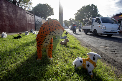 Vista general de varias alcancías de vistosos colores y con forma de animales y personajes de caricaturas, en una calle de Managua (Nicaragua).
