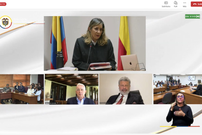 Captura de video del Complejo Judicial de Paloquemao que muestra a la jueza Sandra Heredia (arriba), al abogado Jaime Granados (2d-abajo) y al expresidente colombiano Álvaro Uribe (2i-abajo), durante una audiencia que se realiza este lunes, en Bogotá (Colombia).