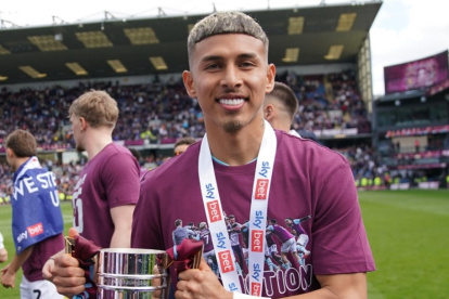 Sarmiento logró el ascenso a la Premier League inglés con el Burnley en la campaña 2024-25.
