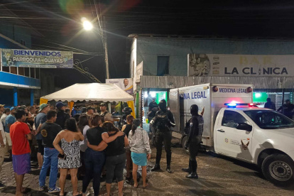 Familiares, amigos y habitantes en general buscaban consuelo ante la tragedia ocurrida en un bar de Guayas, parroquia de El Empalme.